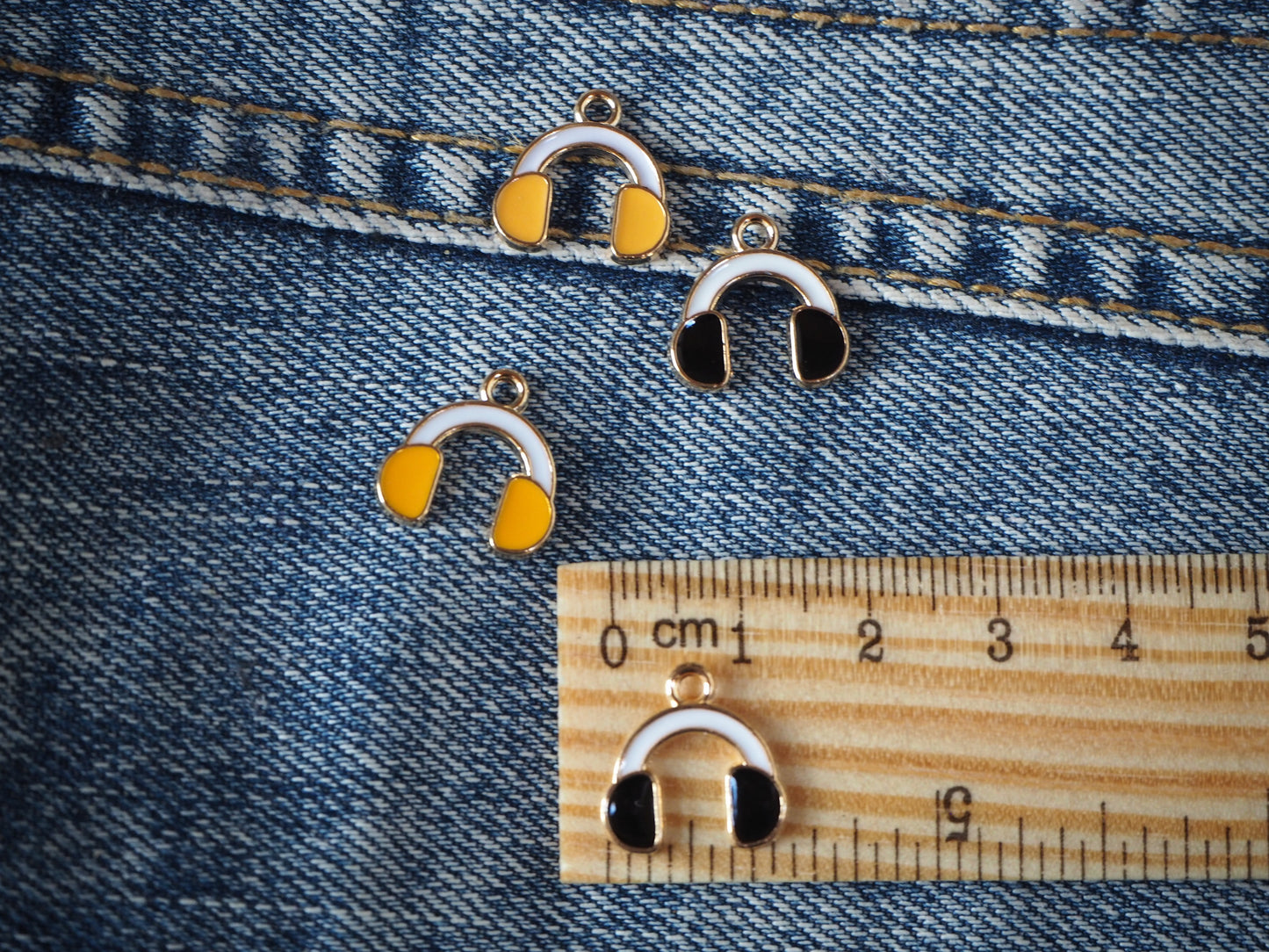 HEADPHONES mini metal pendant