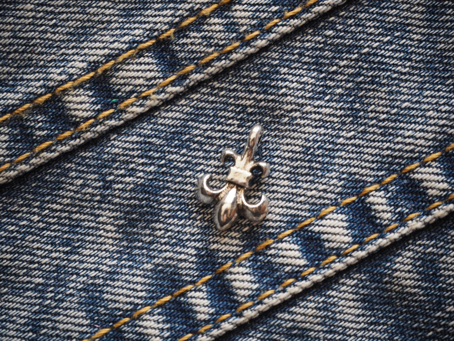 Fleur-de-lis Mini Metal Pendant