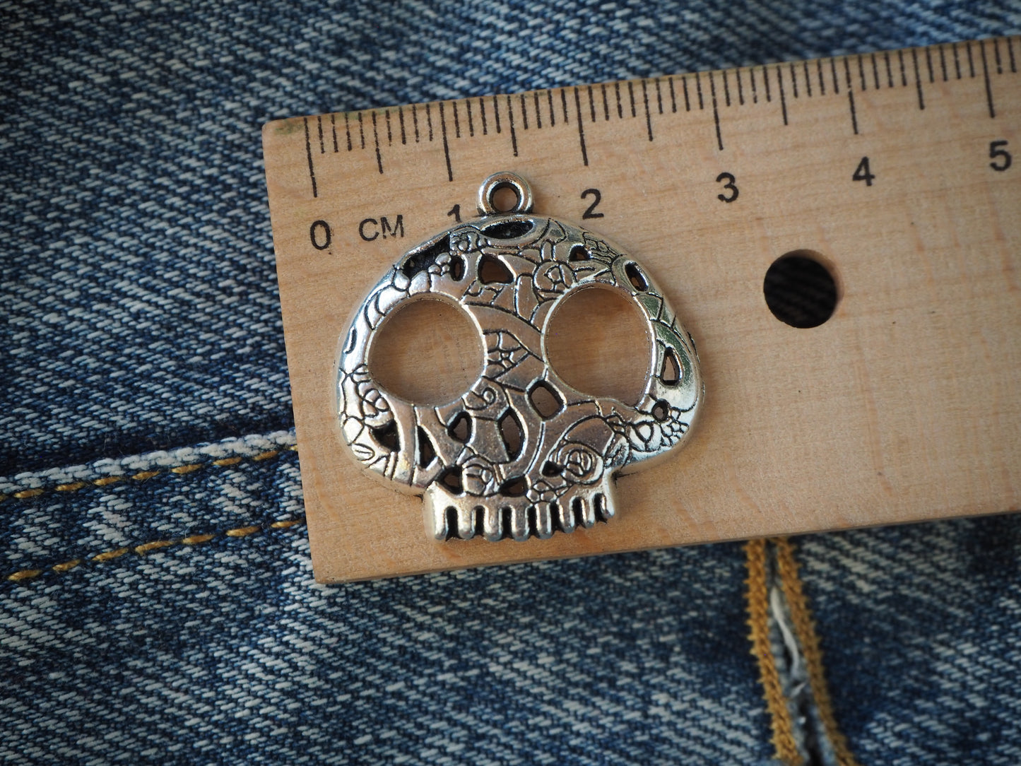 Skull metal pendant