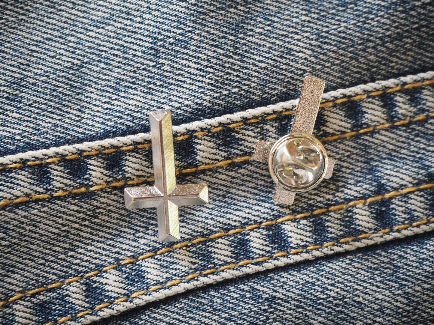 INVERTED CROSS metal pin