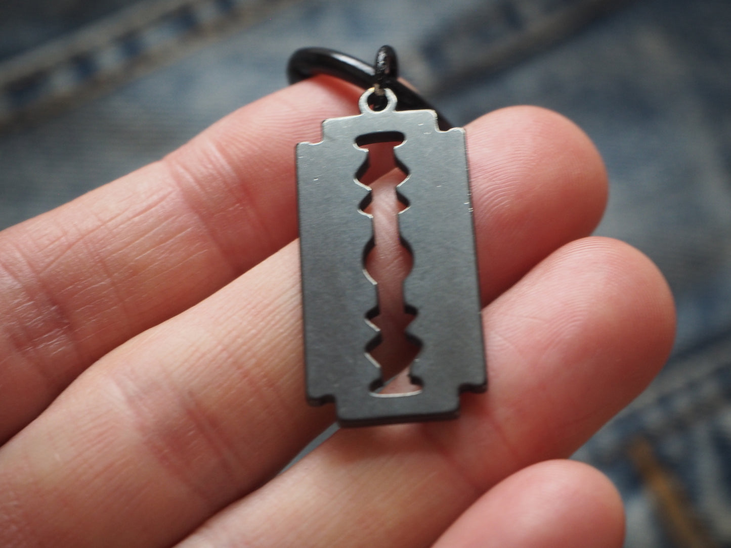 Razorblade Metal Pendant / Keyring (various colors)