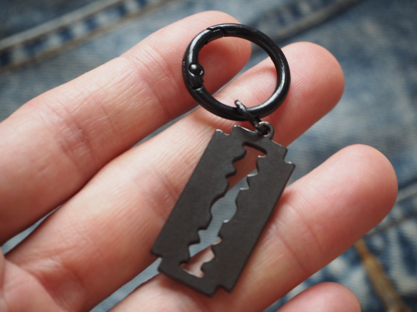 Razorblade Metal Pendant / Keyring (various colors)
