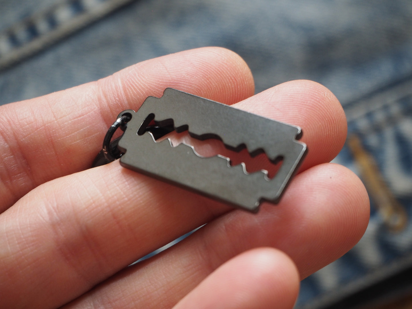Razorblade Metal Pendant / Keyring (various colors)