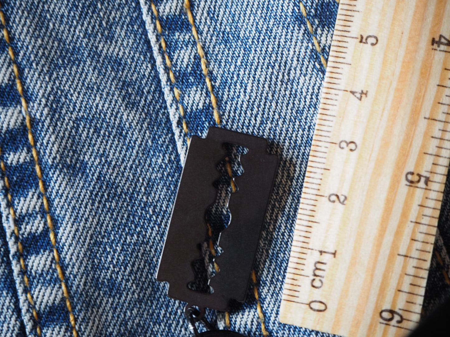 Razorblade Metal Pendant / Keyring (various colors)