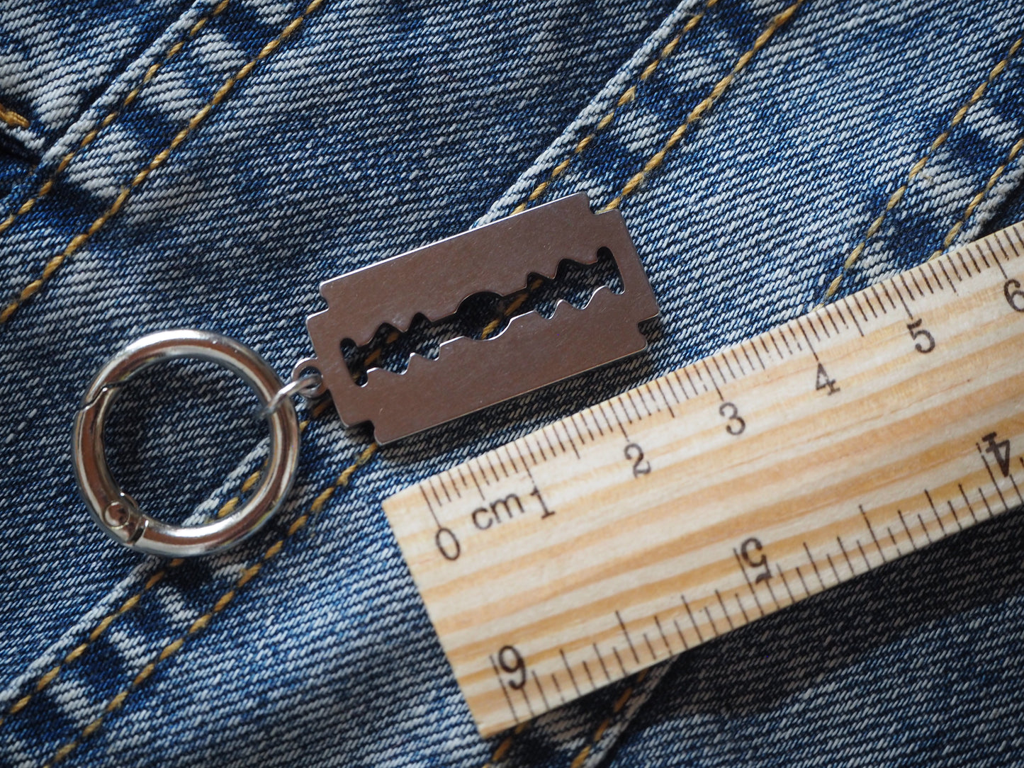 Razorblade Metal Pendant / Keyring (various colors)