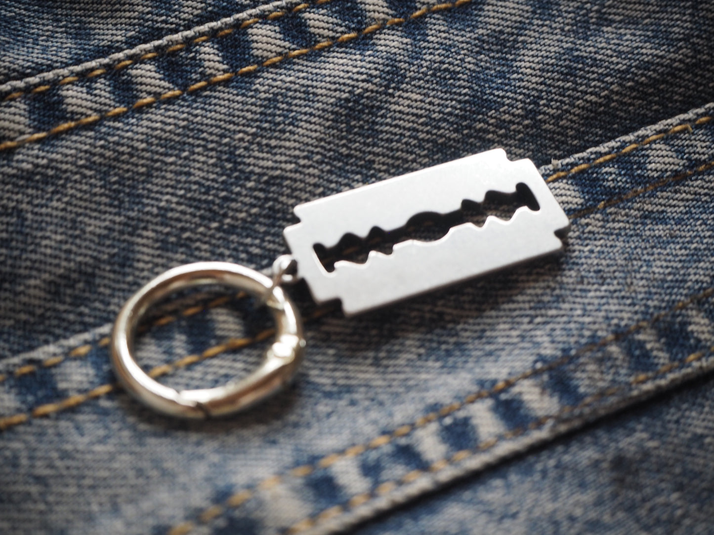 Razorblade Metal Pendant / Keyring (various colors)