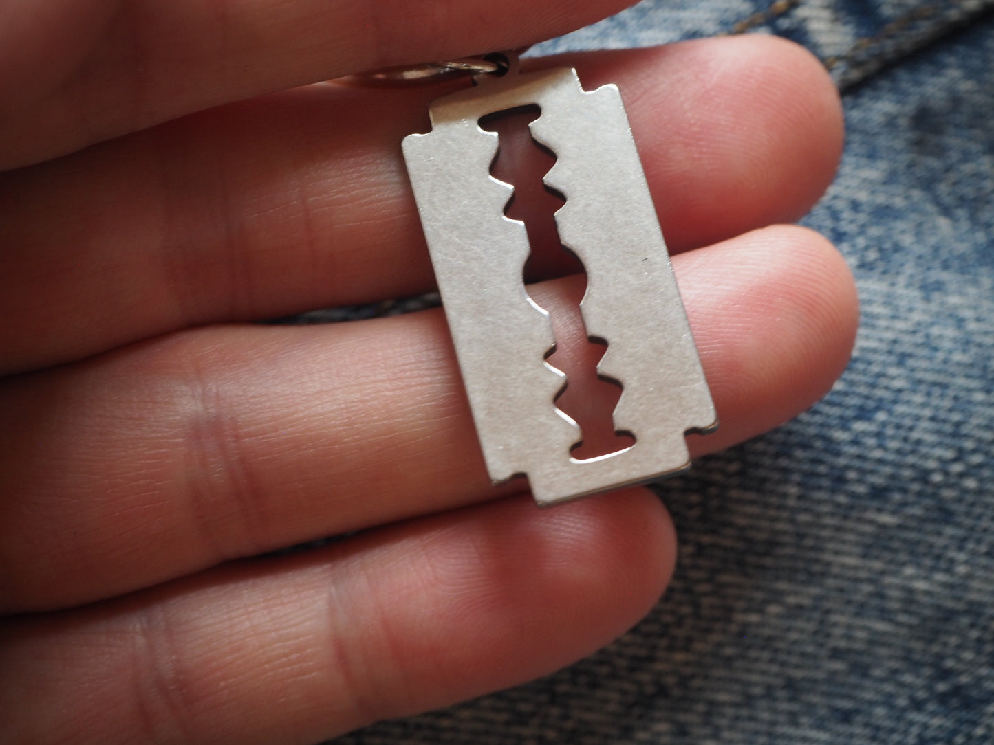 Razorblade Metal Pendant / Keyring (various colors)