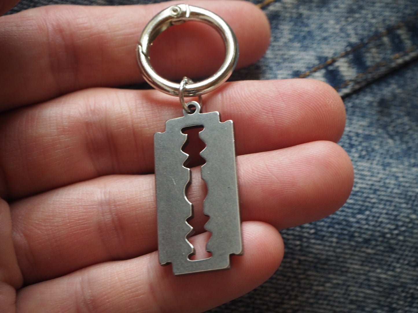 Razorblade Metal Pendant / Keyring (various colors)