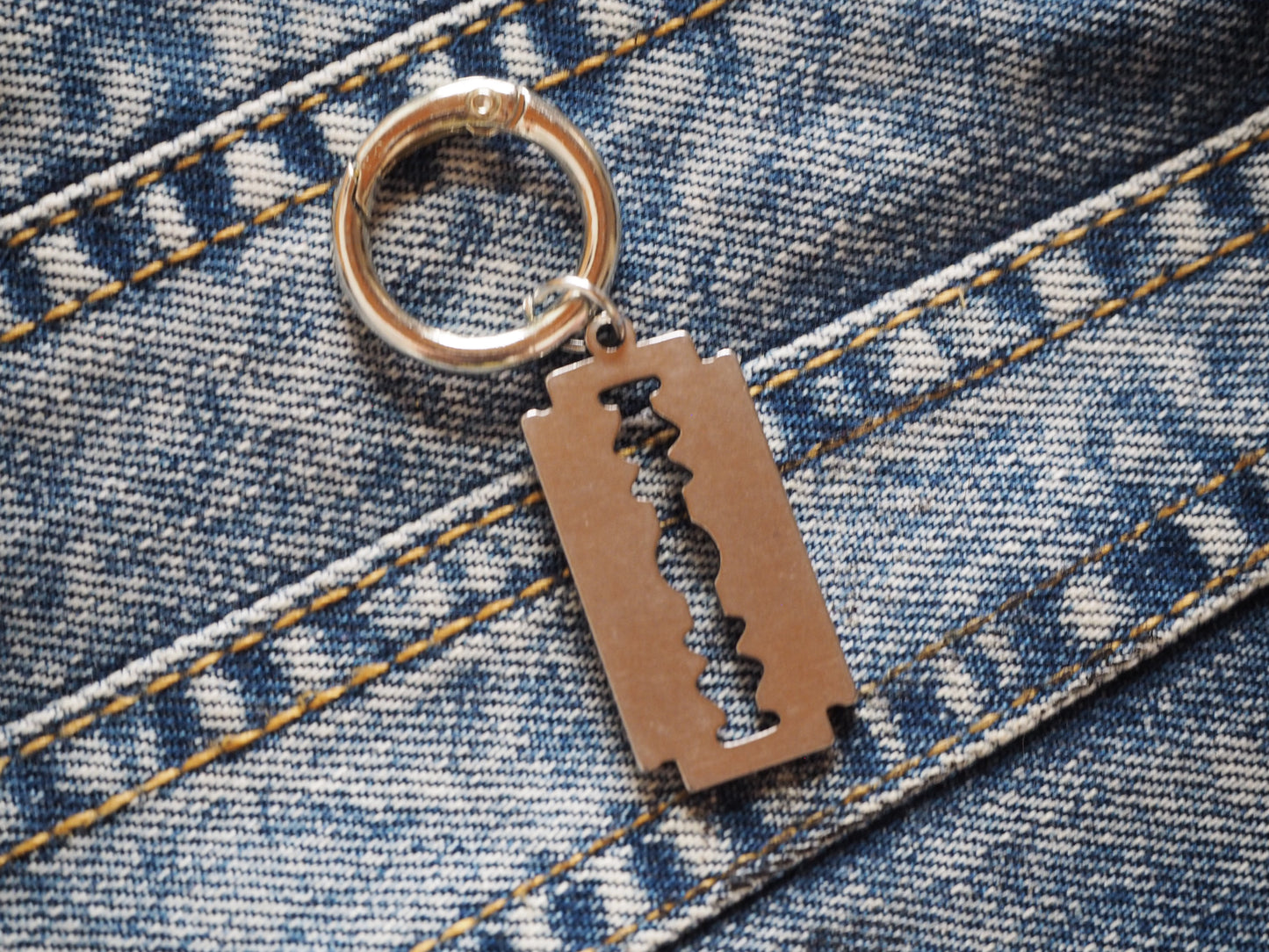 Razorblade Metal Pendant / Keyring (various colors)