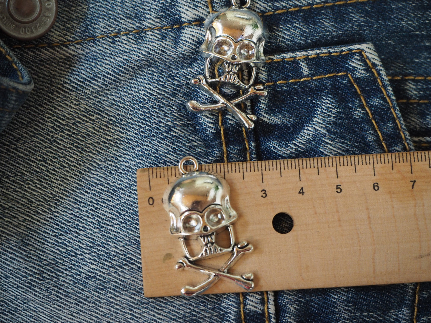 Skull metal pendant