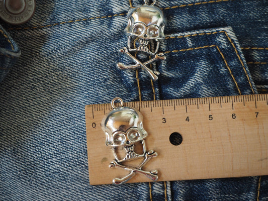 Skull metal pendant