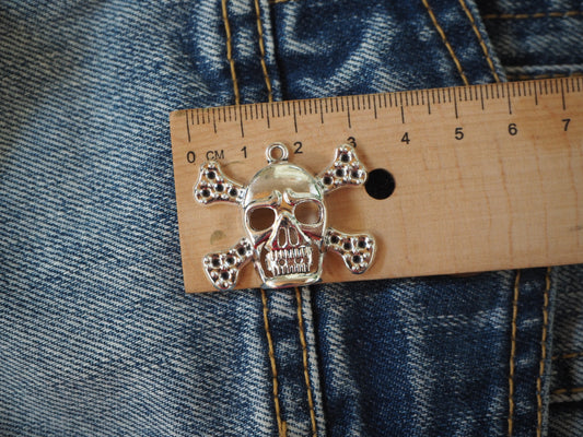 Skull metal pendant