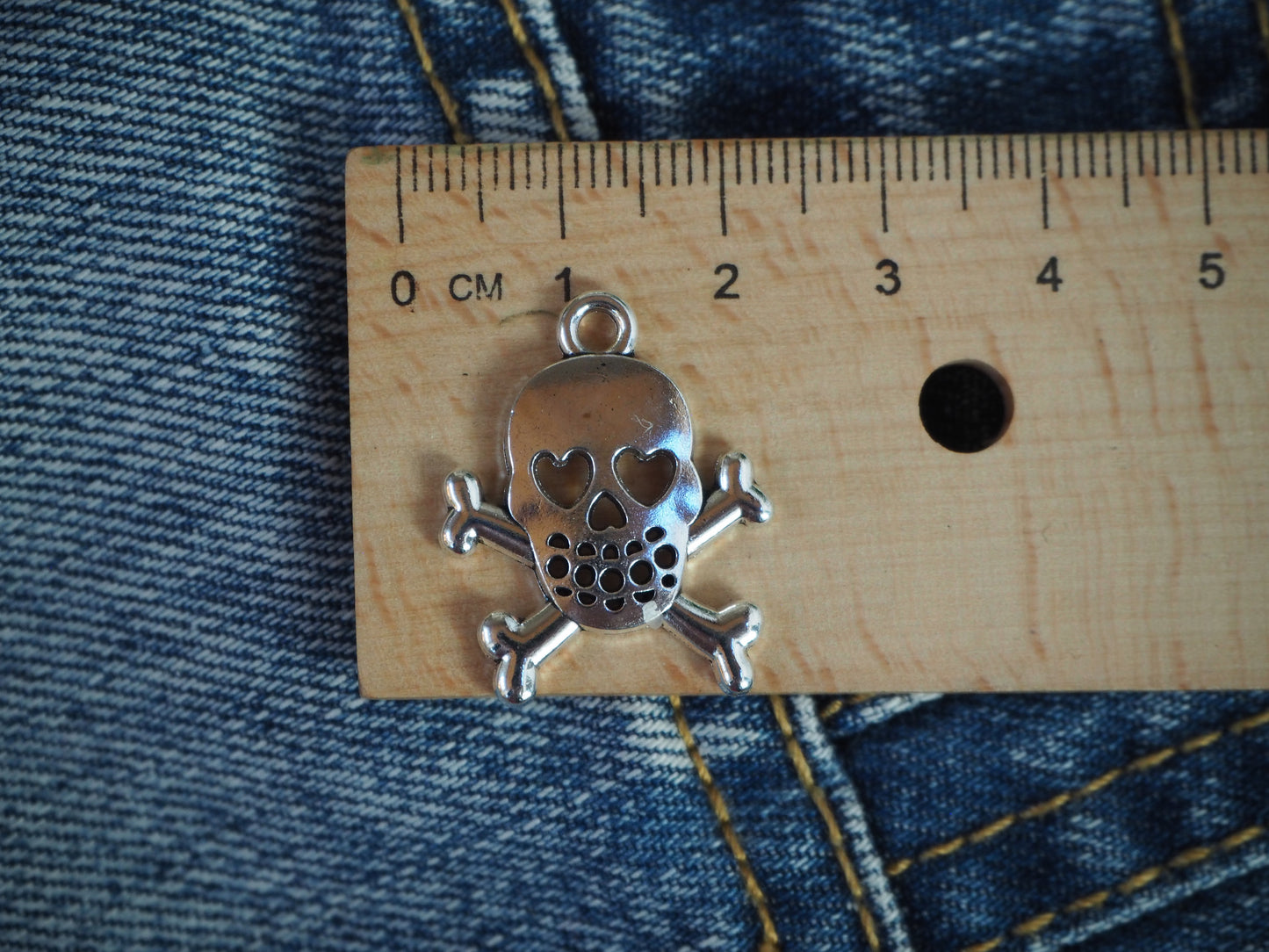 Skull metal pendant