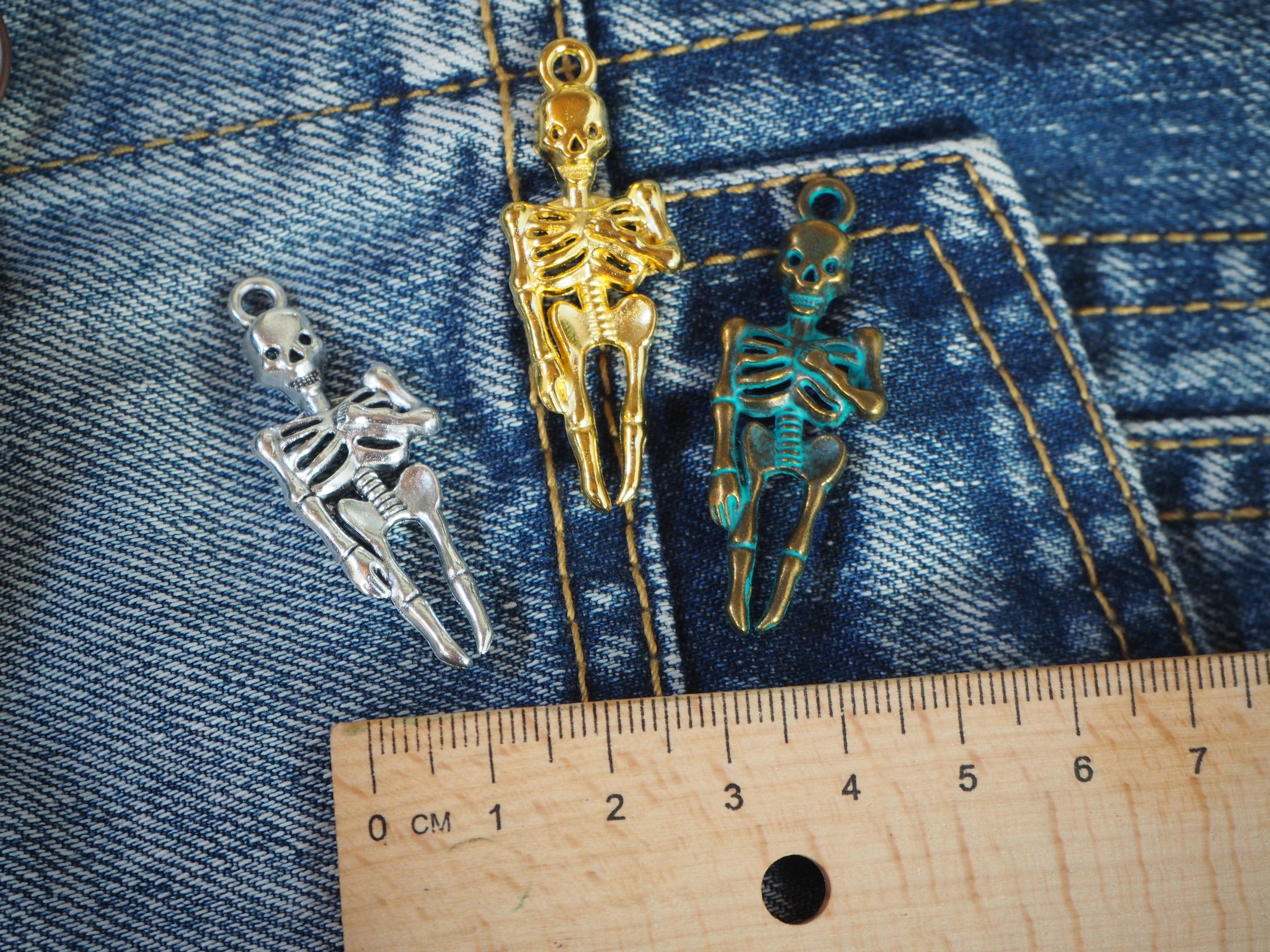 Skeleton metal pendant – IngridPatches