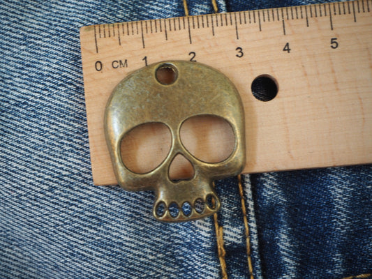 Skull metal pendant