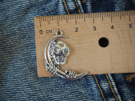 Skull metal pendant