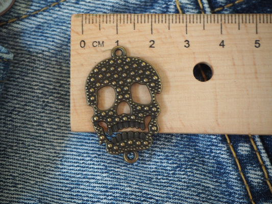 Skull metal pendant