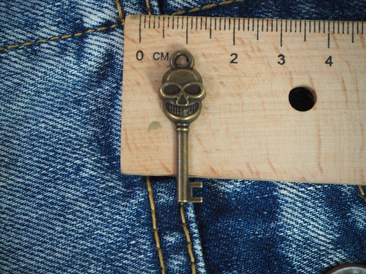 Skull metal pendant