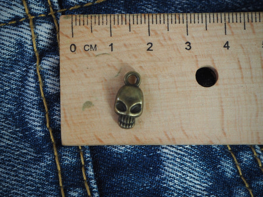 Skull metal pendant