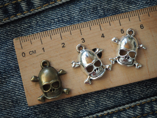 Skull metal pendant