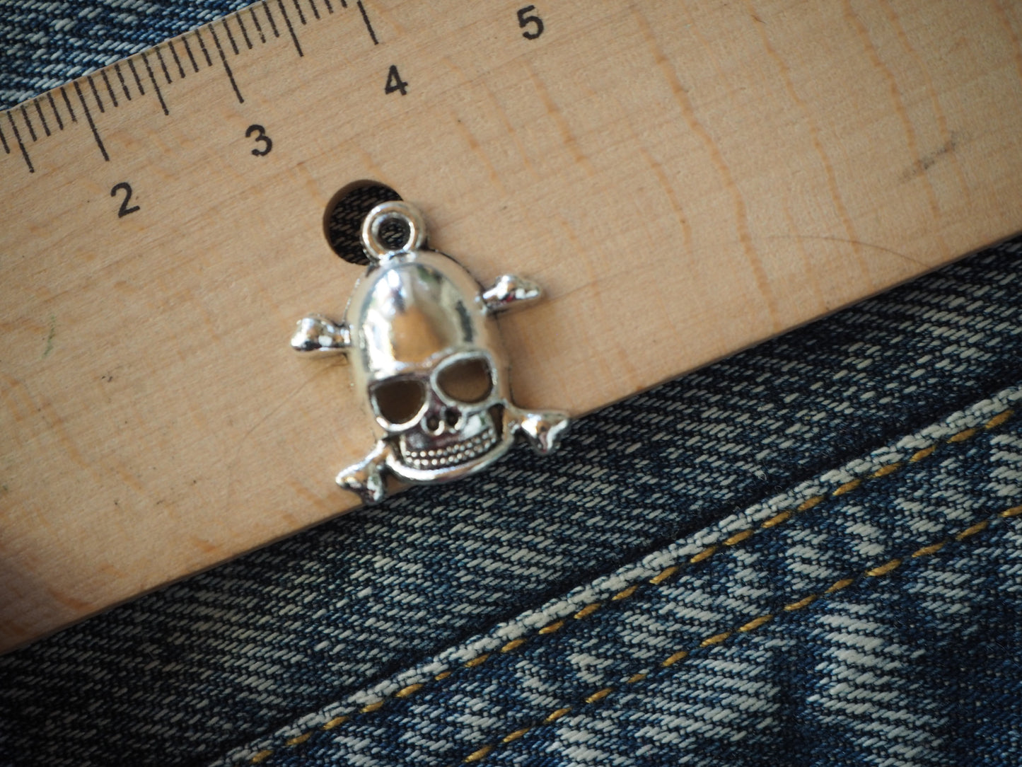 Skull metal pendant
