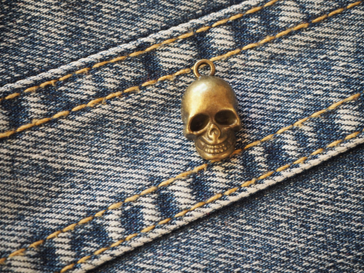Skull metal pendant