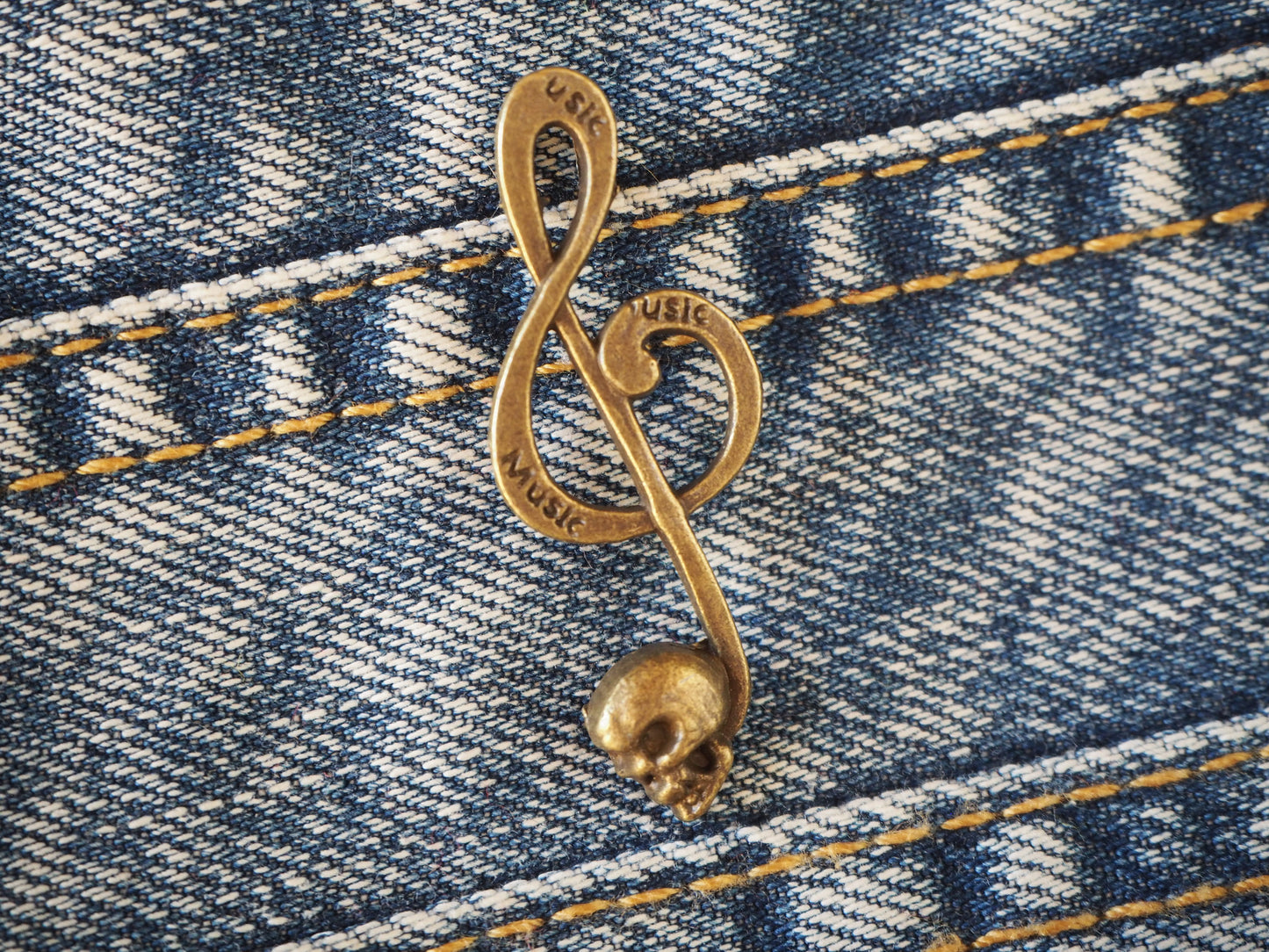 Skull Note metal pendant