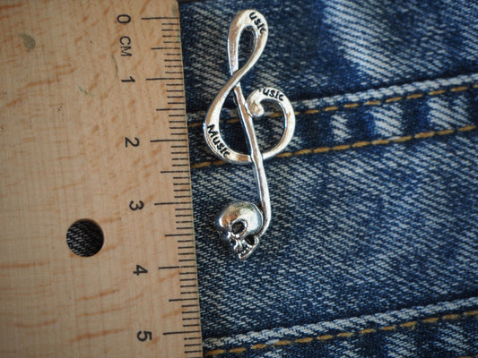 Skull Note metal pendant