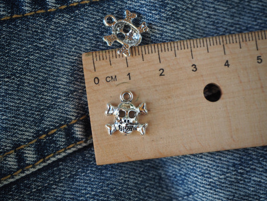 Skull metal pendant