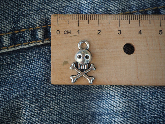 Skull metal pendant