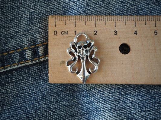 Skull metal pendant