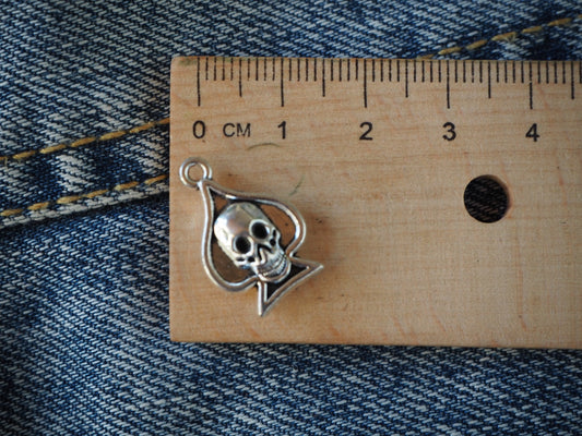 Skull metal pendant