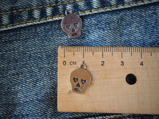 Skull metal pendant