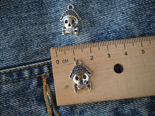 Skull metal pendant