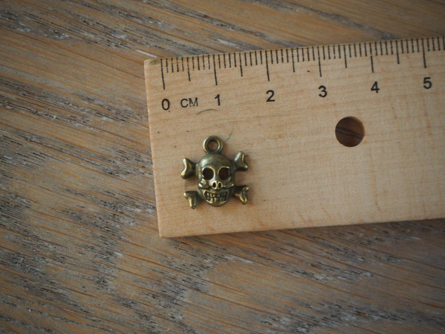 Skull metal pendant