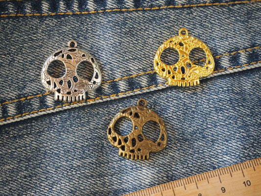 Skull metal pendant