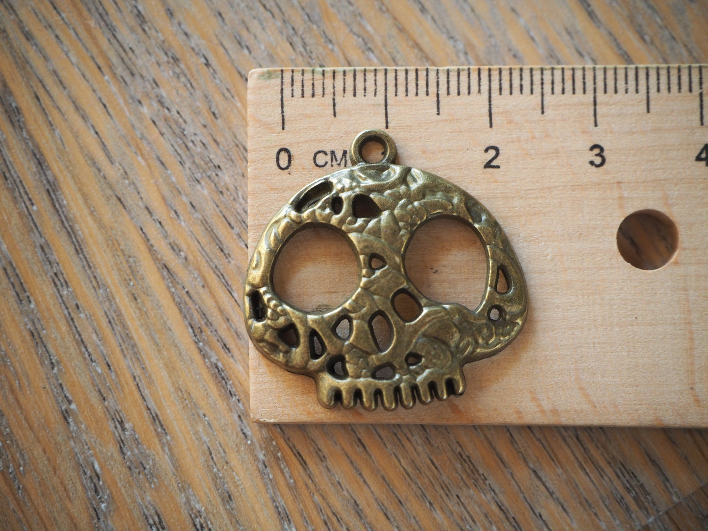 Skull metal pendant