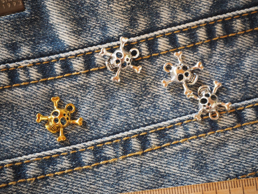 Skull metal pendant