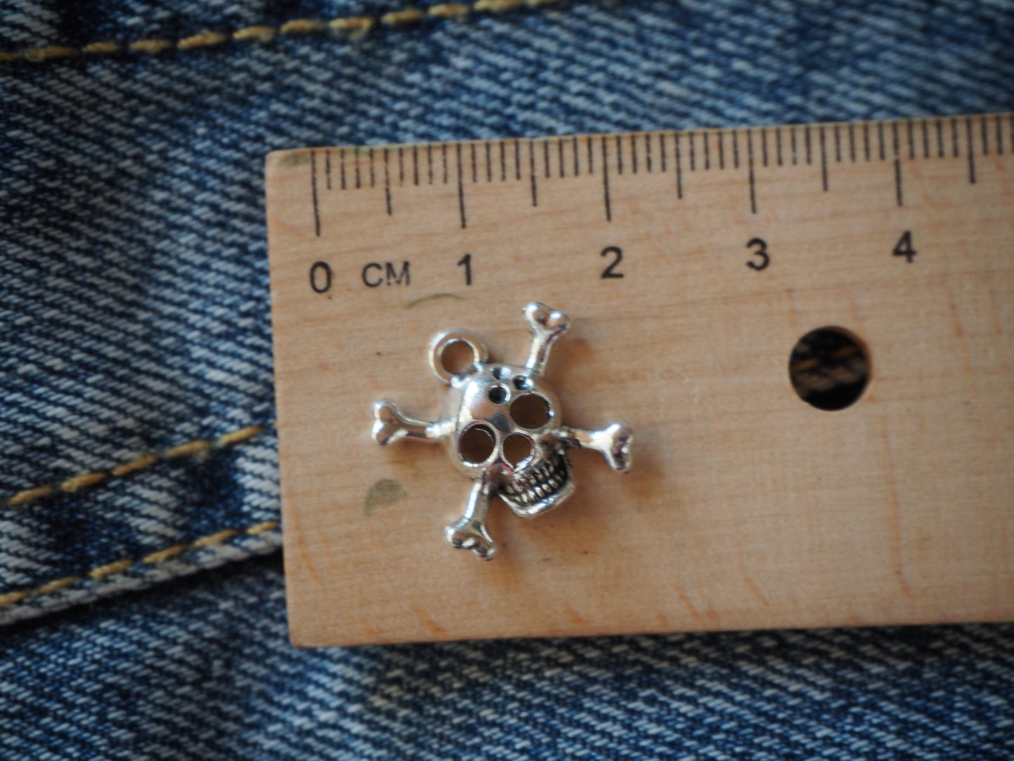 Skull metal pendant