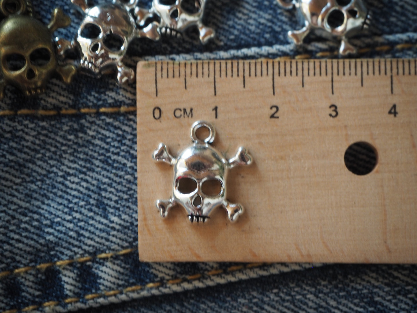 Skull metal pendant