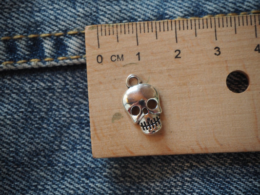 Skull metal pendant