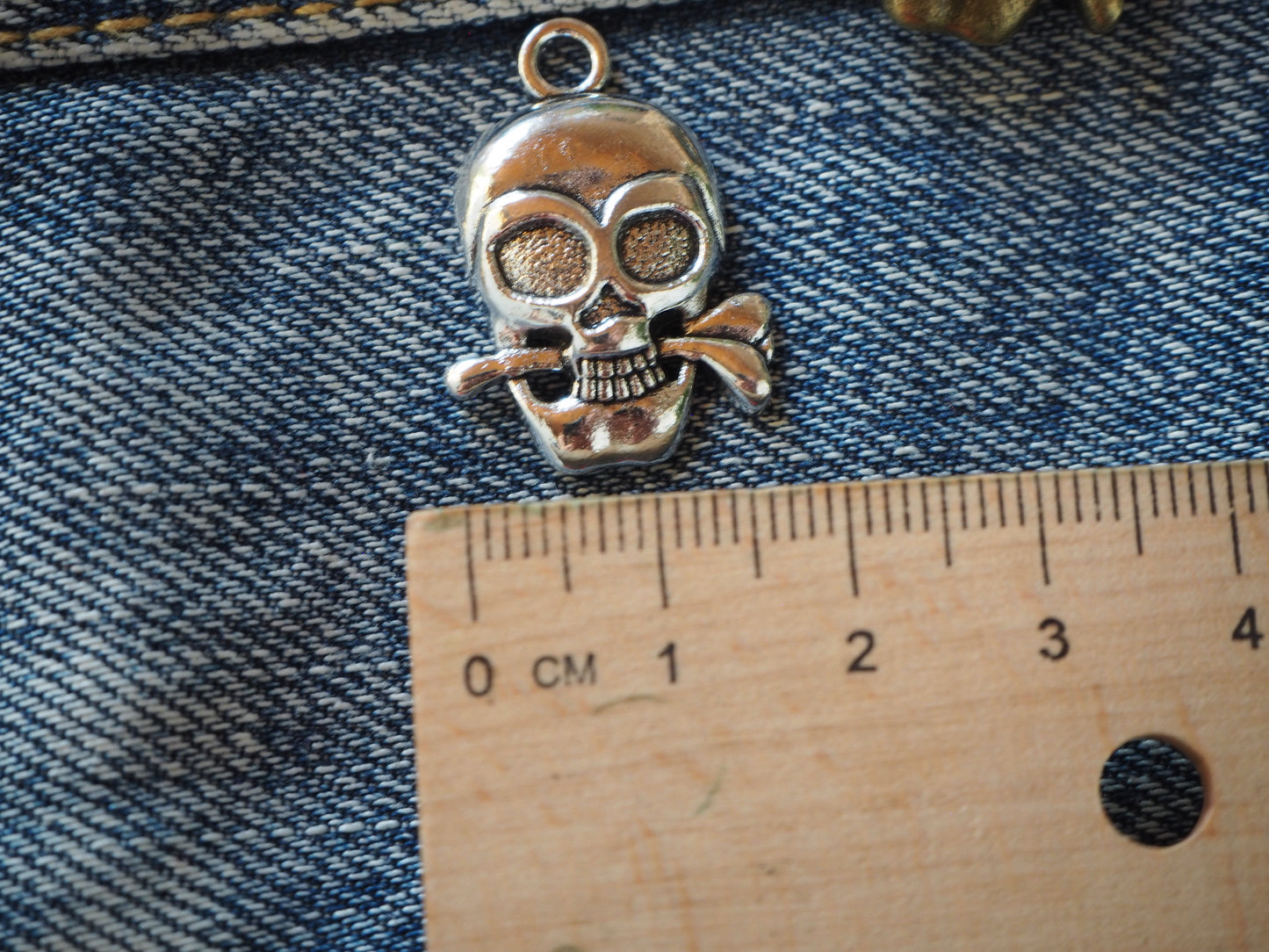Skull metal pendant