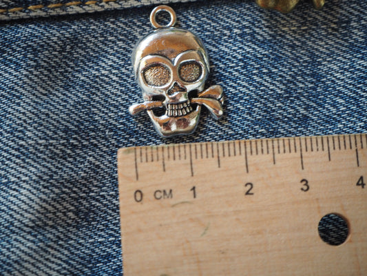 Skull metal pendant