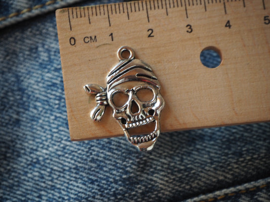 Skull metal pendant